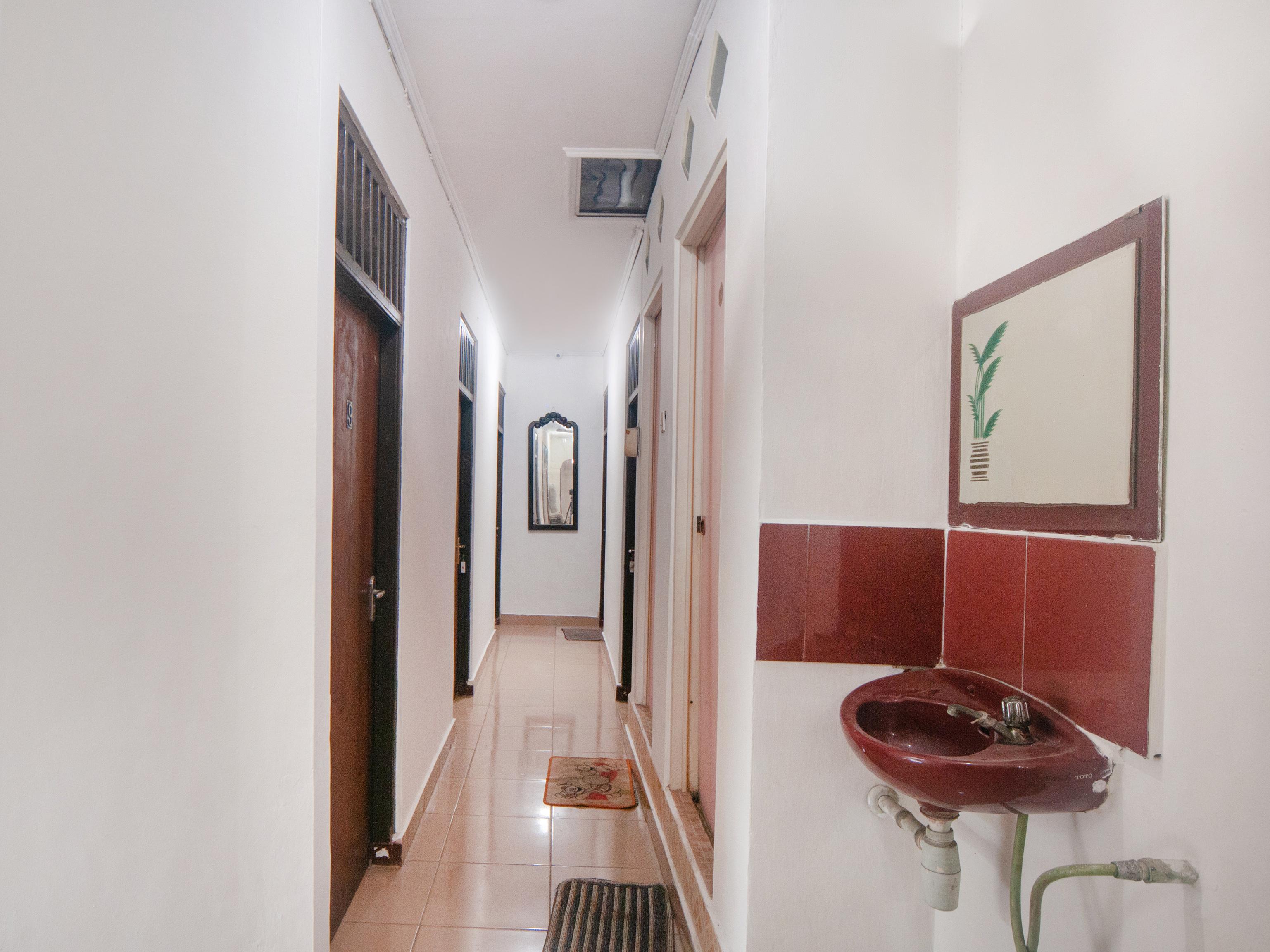 Oyo 2256 Danysa Guesthouse Jakarta Extérieur photo